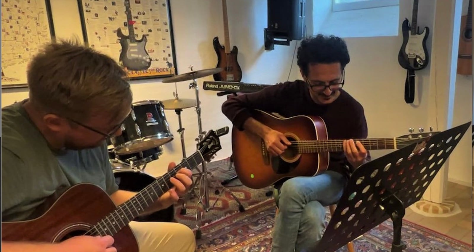 Domenico underviser i guitar og sangskrivning.