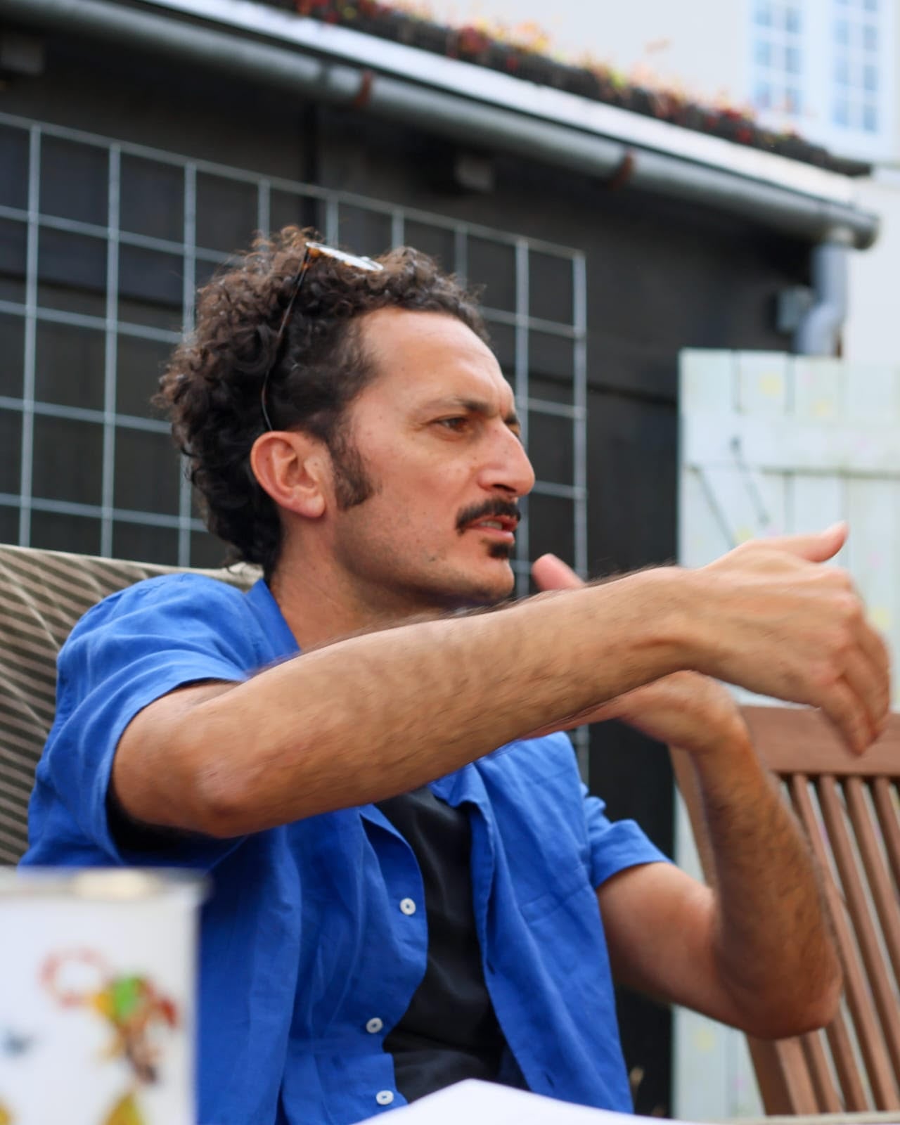 Domenico underviser i guitar og sangskrivning.